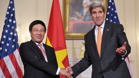 Pham Binh Minh and John Kerry.jpg